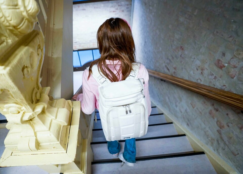 Ikke å bli hørt og bli tatt på alvor har alvorlige konsekvenser. Barna blir enda mer usynlige og vanskelige å nå frem til, skriver forfatterne av innlegget. (Illustrasjonsfoto) Ung jente, skoleelev