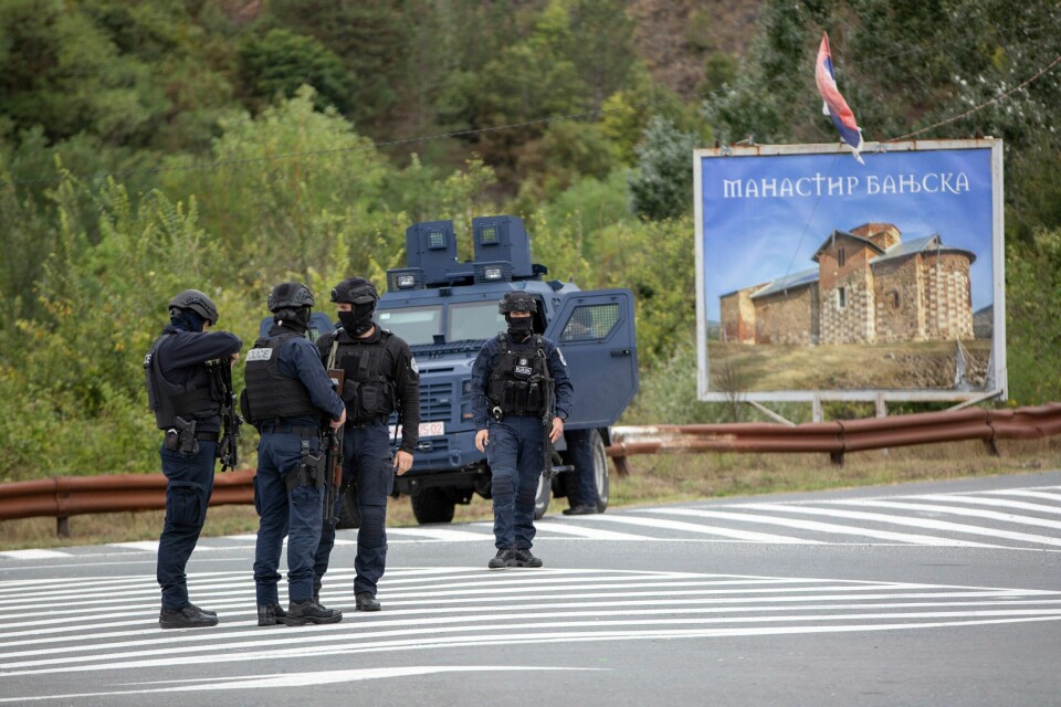 Kampene startet natt til søndag mellom væpnede serbere og politi nord i Kosovo. Minst fire personer ble drept. Kampene startet natt til søndag mellom væpnede serbere og politi nord i Kosovo. Minst fire personer ble drept. Foto: Visar Kryeziu / AP / NTB