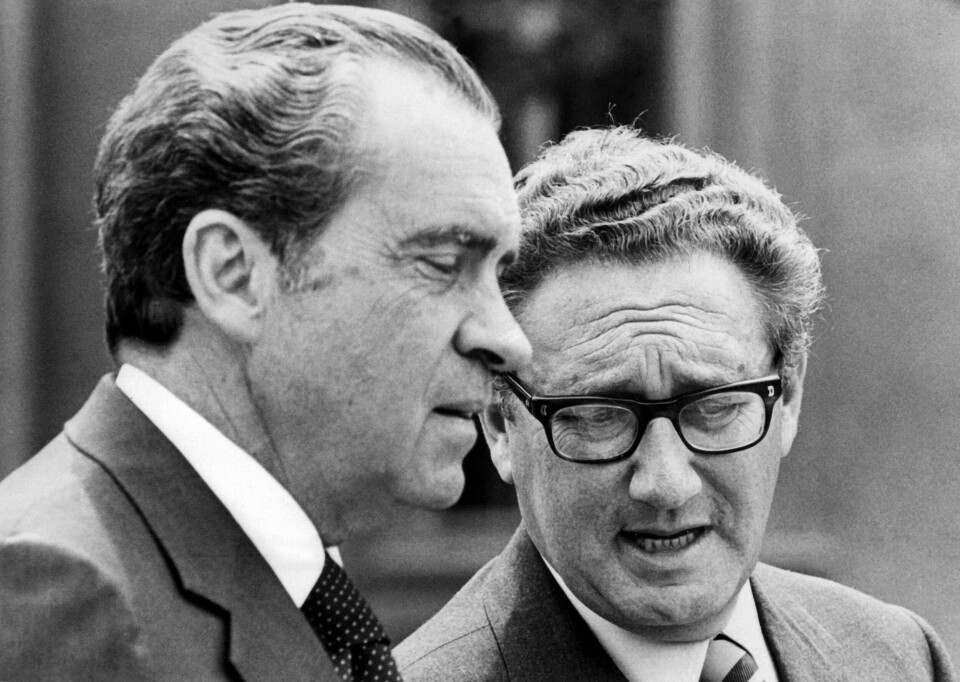 President Richard Nixon i samtale med daværende sikkerhetsrådgiver Henry Kissinger. Bildet er tatt i Salzburg, 1972. President Richard Nixon i samtale med daværende sikkerhetsrådgiver Henry Kissinger. Bildet er tatt i Salzburg, 1972.