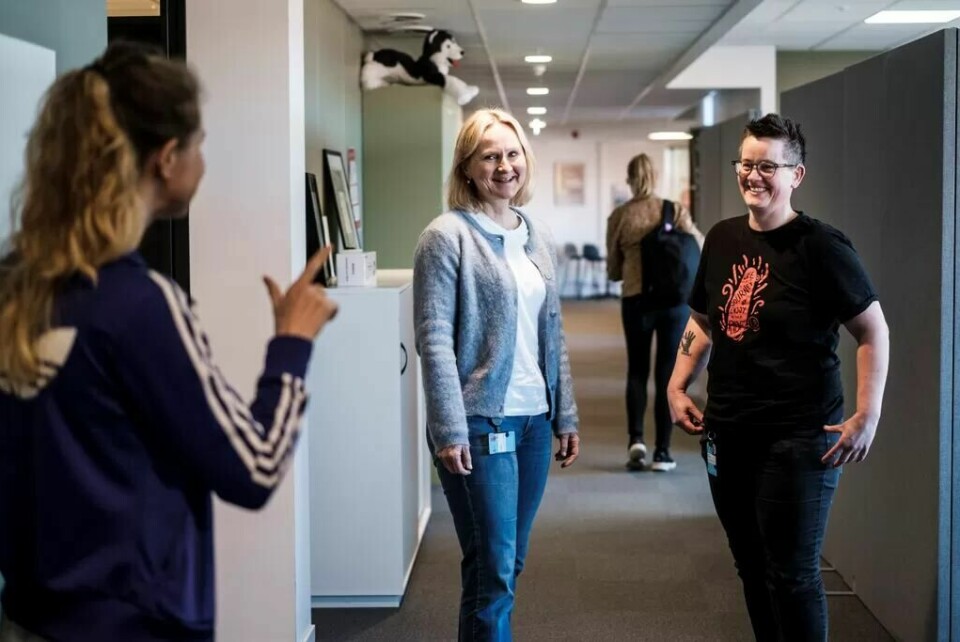 Mariann Langleite (i midten) har bare hatt positive erfaringer ved å ha en ansatt som er hørselshemmet og mener de positive erfaringene må spres til andre arbeidsgivere. Foran står tolken Hilde Malones Haugen og ved siden av står Hilde Abigael Bergersen. Mariann Langleite (i midten) har bare hatt positive erfaringer ved å ha en ansatt som er hørselshemmet og mener de positive erfaringene må spres til andre arbeidsgivere. Foran står tolken Hilde Malones Haugen og ved siden av står Hilde Abigael Bergersen.