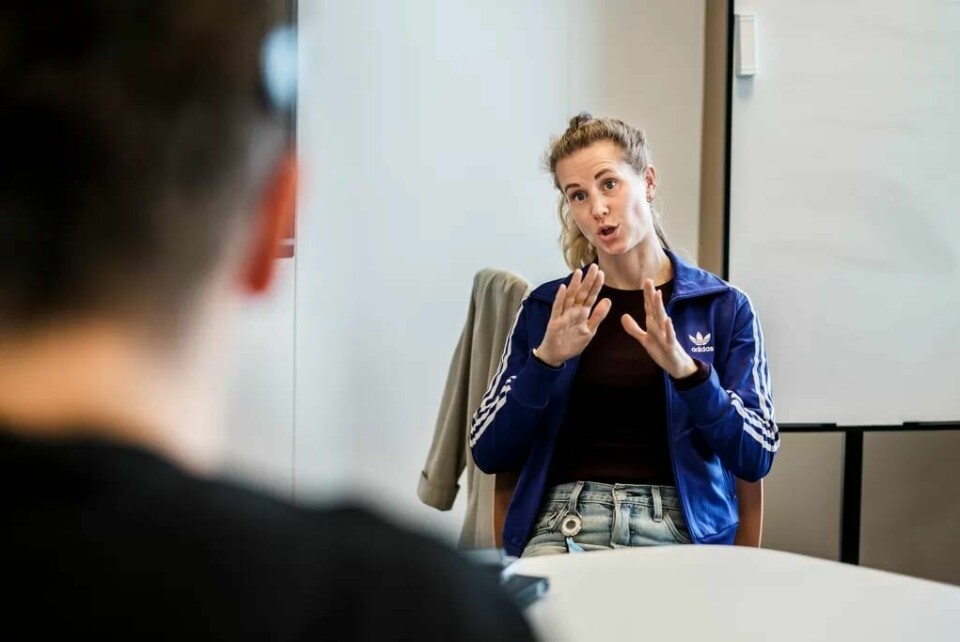 Tegnspråktolk Hilde Malones Haugan er blant tolkene Hilde Abigail Bergersen har tilgang på mens hun er på jobb. Hvis Bergersen skal i et møte som varer over to timer, har hun to tolker tilgjengelig. Tegnspråktolk Hilde Malones Haugan er blant tolkene Hilde Abigail Bergersen har tilgang på mens hun er på jobb. Hvis Bergersen skal i et møte som varer over to timer, har hun to tolker tilgjengelig.