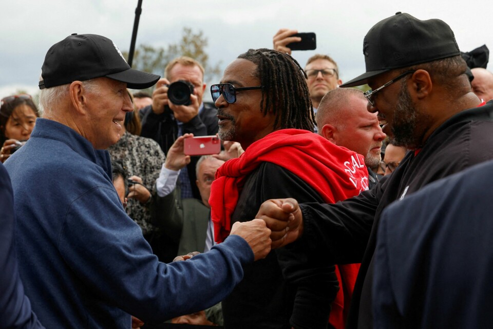 Smilet satt løst da USA-president Joe Biden møtte streikende bilarbeidere i Belleville, Michigan tirsdag. U.S. President Joe Biden greets people as he joins striking members of the United Auto Workers (UAW) on the picket line outside the GM's Willow Run Distribution Center, in Belleville, Wayne County, Michigan, U.S., September 26, 2023. REUTERS/Evelyn Hockstein