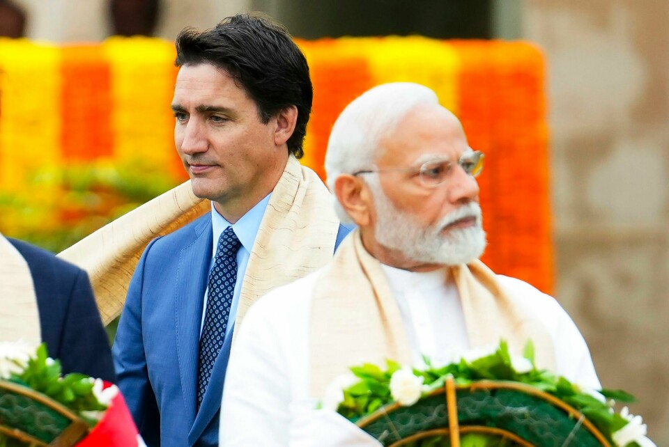 Det virket anstrengt mellom Canadas statsminister Justin Trudeau og Indias statsminister Narendra Modi under G20-toppmøtet in New Delhi tidligere i september. Trudeau tok da opp anklagene mot India som han senere har fremført offentlig. FILE - Canada's Prime Minister Justin Trudeau, left, walks past Indian Prime Minister Narendra Modi as they take part in a wreath-laying ceremony at Raj Ghat, Mahatma Gandhi's cremation site, during the G20 Summit in New Delhi, Sunday, Sept. 10, 2023. Trudeau said that Canada wasn't looking to escalate tensions, but asked India on Tuesday, Sept. 19, to take the killing of a Sikh activist seriously after India called accusations that the Indian government may have been involved absurd.(Sean Kilpatrick/The Canadian Press via AP, File)