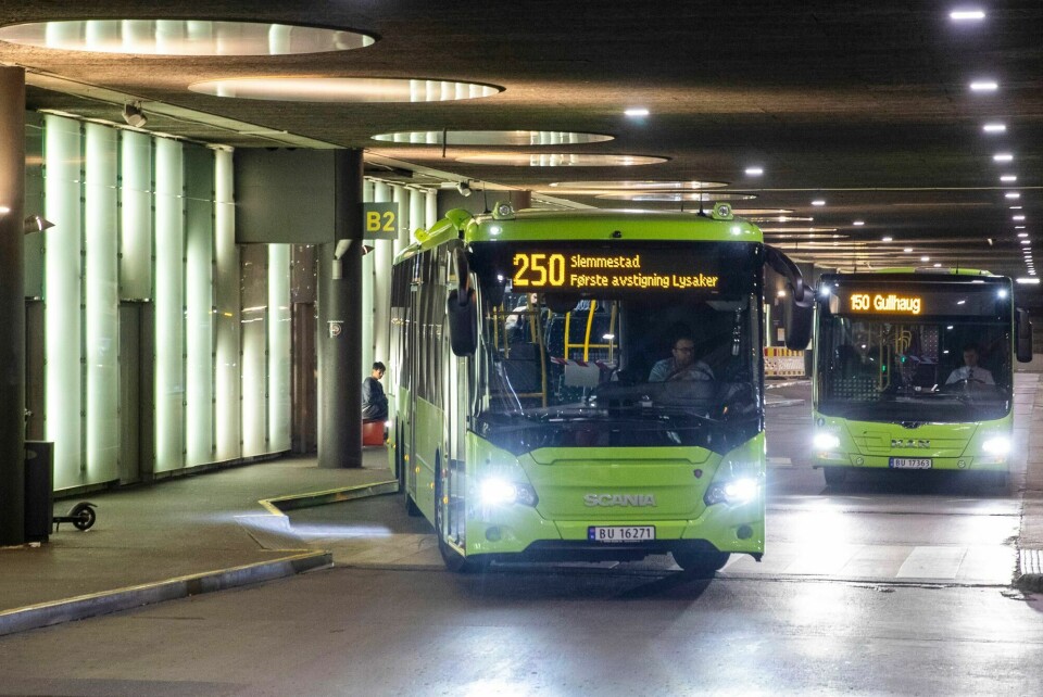 For buss, som er den aller mest brukte transportformen, er passasjertallet i 2023 høyere enn i 2019, skriver Jim Klungnes. Bildet er fra Oslo bussterminal. Buss, kollektivtrafikk