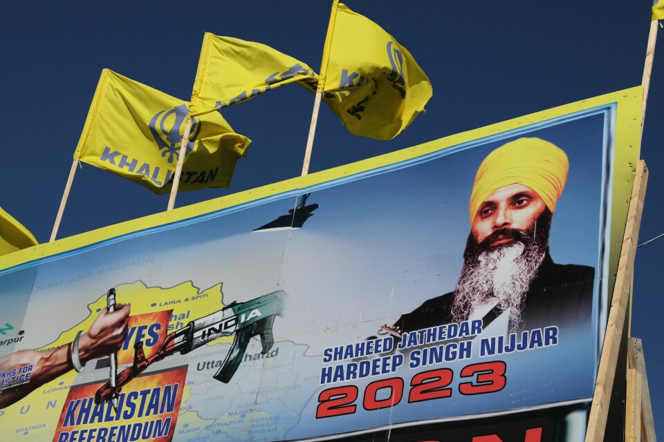Et banner viser den drepte sikh-aktivisten Hardeep Singh Nijjar ved siden av flagg for et uavhengig Khalistan. Banner henger ved sikh-tempelet i Surrey hvor Nijjar ble drept. Et banner viser den drepte sikh-aktivisten Hardeep Singh Nijjar ved siden av flagg for et uavhengig Khalistan.