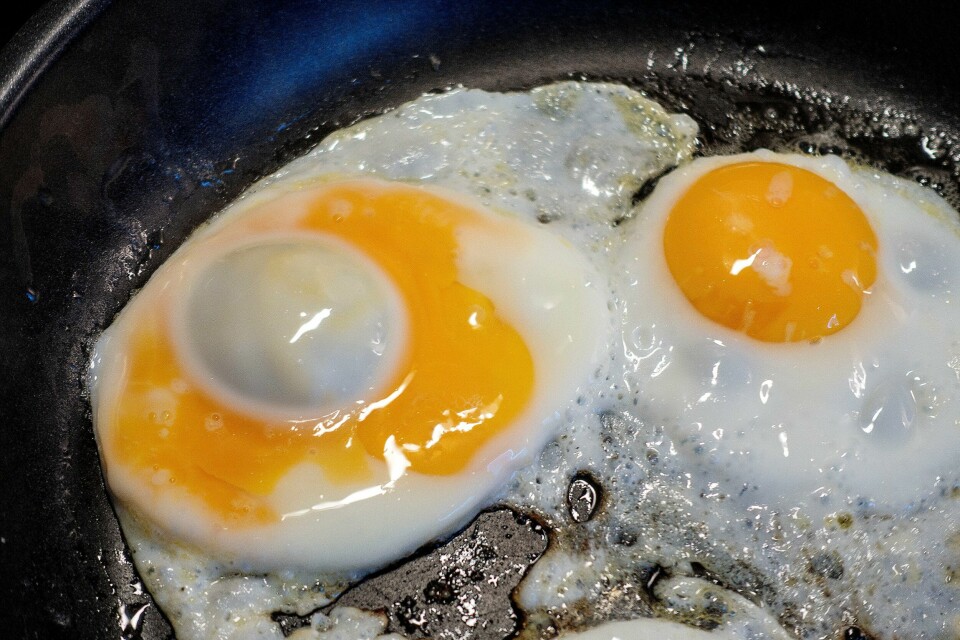 Egg som er fra land utenfor Norge eller Norden bør ikke spises rå og helst varmebehandles helt gjennom før de spises, ifølge Mattilsynet. Hvis ikke er risikoen for salmonella høy, advarer de. (MANDAG) Foto: Gorm Kallestad / NTB