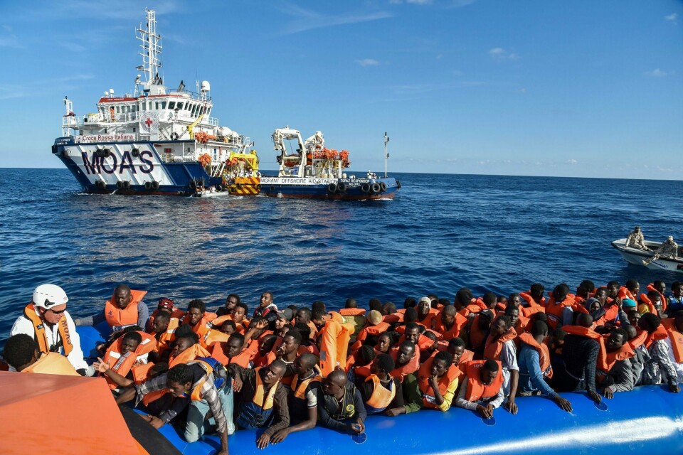 2016 ble rekordår i antall migranter og flyktninger som reiste over Middelhavet til Italia. EU har arbeider med avtaler med en rekke afrikanske land som skal hindre migrasjon og samtidig støtte de afrikanske landene økonomisk. Disse menneskene ble reddet utenfor den libyske kysten på vei nordover.