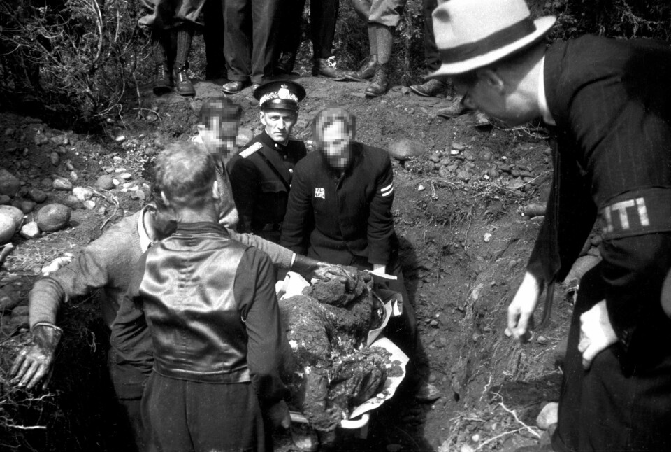 Fredssommeren 1945 ble grusomhetene avdekket: Nazistenes massegraver på Trandumskogen. Arresterte krigsforbrytere tiltalt for landssvik ble hentet fra fengselet i Møllergata 19 og tvunget til å delta i utgravingene. Trandumskogen 1945. Massegraver, henrettede norske motstandsfolk.