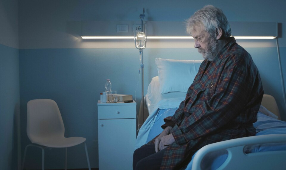 Det må aldri bli en samfunnsmessig lovpålagt plikt å avlive dem som ønsker å avslutte livet, uansett hvor smertefullt det er, skriver Lars Olle Engaas. (Illustrasjonsfoto) Gammel syk mann, sykehus