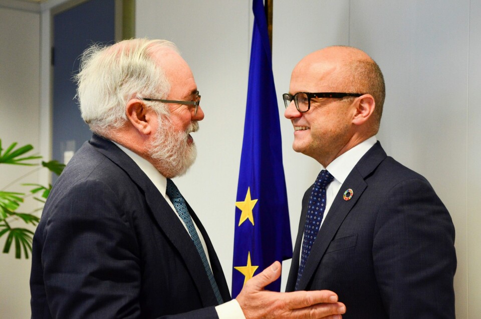 – Dette er et stort framskritt, sa EUs klimakommissær Miguel Arias Cañete da EUs ministermøte vedtok innstramninger i kvotemarkedet. Vidar Helgesen mener vedtaket er mer ambisiøst enn hva han hadde forventet. Bildet er fra en tidligere anlendning hvor Cañete og Helgesen møttes i Brussel.