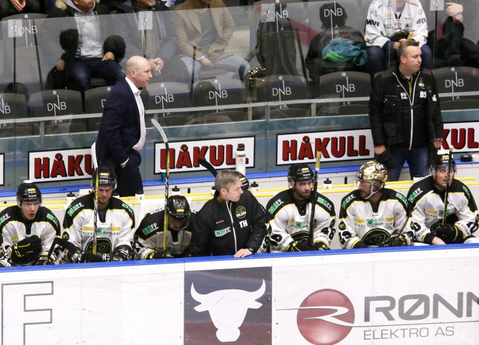 Oilers-trener Pål Gulbrandsen synes midtperioden laget hans leverte mot Frisk var uhyre svak. – Jeg hadde planlagt å angripe pausepraten på en rolig og avbalansert måte, men etter to sekunder rant det over. Vi kan ikke tillate oss selv å falle sammen på den måten, og må vise at vi er bedre enn det, sier Gulbrandsen.