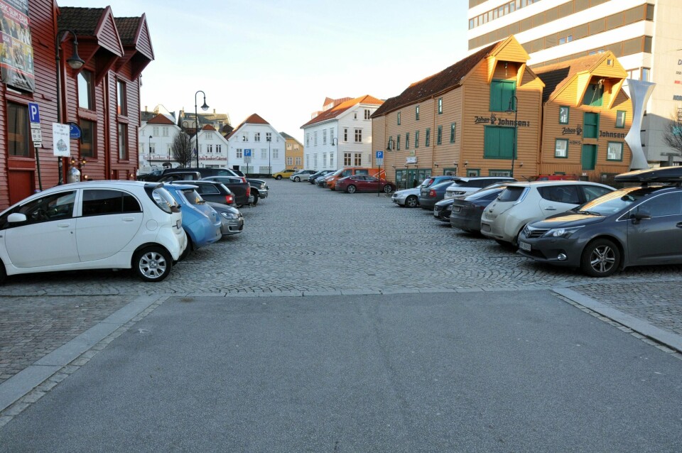 På denne parkeringsplassen utenfor De Røde Sjøhus fikk 39-åringen et parkeringsgebyr på 300 kroner. Det var han lite fornøyd med og tok saken til Stavanger tingrett. Der tapte han saken og nå må han også betale 2000 kroner i saksomkostninger. Foto: Tore Bruland