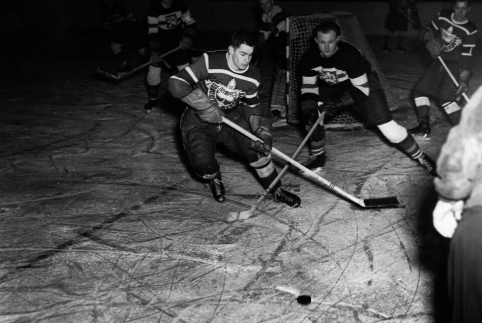 Det var Canadas iskrigere som vant OL-turneringen i Oslo i 1952. Jordal var uten tak og spillerne var barhodet. Det var Canadas iskrigere som vant OL-turneringen i Oslo i 1952. Jordal var uten tak og spillerne var barhodet.
