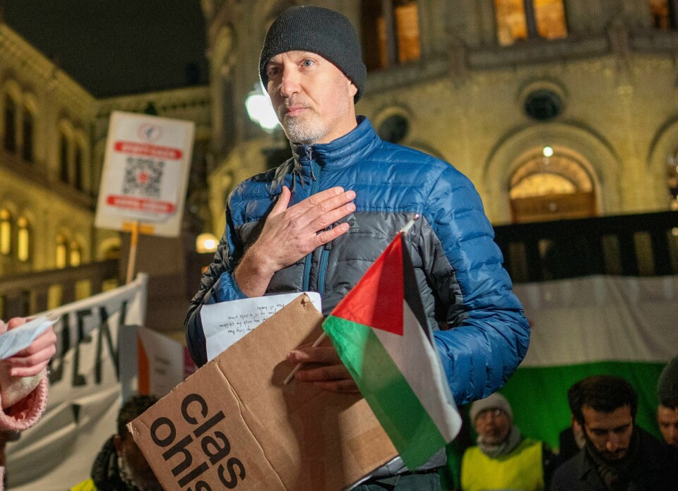 I november holdt Yonatan Shapira appell foran Stortinget sammen med Palestinakomiteen. Oslo 20231104. Tidligere helikopterpilot i det israelske militæret og Palestinaaktivist, Yonatan Shapira holder apell utenfor Stortinget. Mange tusen møtte opp da Palestinakomiteen arrangerte demonstrasjon for Gaza og for et fritt Palestina foran Stortinget og senere på Youngstorget. Det er det største oppbudet så langt etter krigsutbruddet.Foto: Heiko Junge / NTB