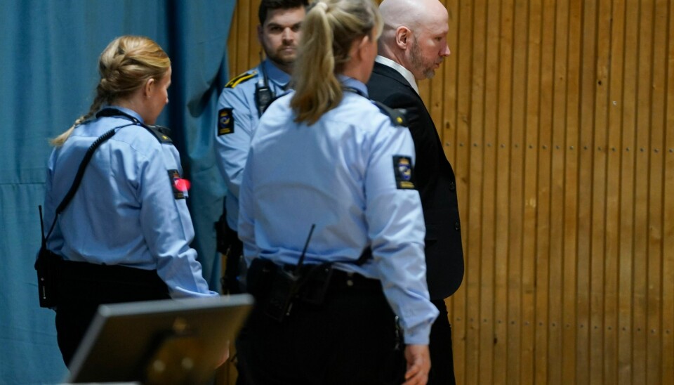 Anders Behring Breivik på vei ut fra rettssalen i Ringerike fengsel under Oslo tingretts behandling av saken som gjelder hans soningsforhold og hans rettigheter etter Den Europeiske Menneskerettighetskonvensjonen. Breivik, som nå kaller seg Fjotolf Hansen, ble året etter terrorangrepene mot Oslo og Utøya 22. juli 2011, dømt til 21 års forvaring med en minstetid på 10 år. 77 mennesker mistet livet i angrepene. Anders Behring Breivik på vei ut fra rettssalen i Ringerike fengsel under Oslo tingretts behandling av saken som gjelder hans soningsforhold og hans rettigheter etter Den Europeiske Menneskerettighetskonvensjonen. Breivik, som nå kaller seg Fjotolf Hansen, ble året etter terrorangrepene mot Oslo og Utøya 22. juli 2011, dømt til 21 års forvaring med en minstetid på 10 år. 77 mennesker mistet livet i angrepene. Foto: Terje Pedersen POOL / NTB