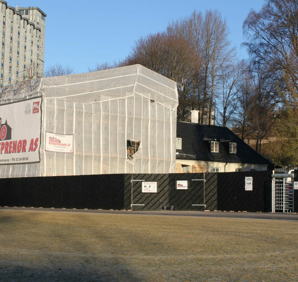 PRESENNING: Mens arbeidet med gjenoppbyggingen av Nedre Foss gård pågår, er branntomten dekket av en hvit plasthall. FOTO: TOM VESTRENGBRANN: Nedre Foss gård brannatta. FOTO: NTB SCANPIX