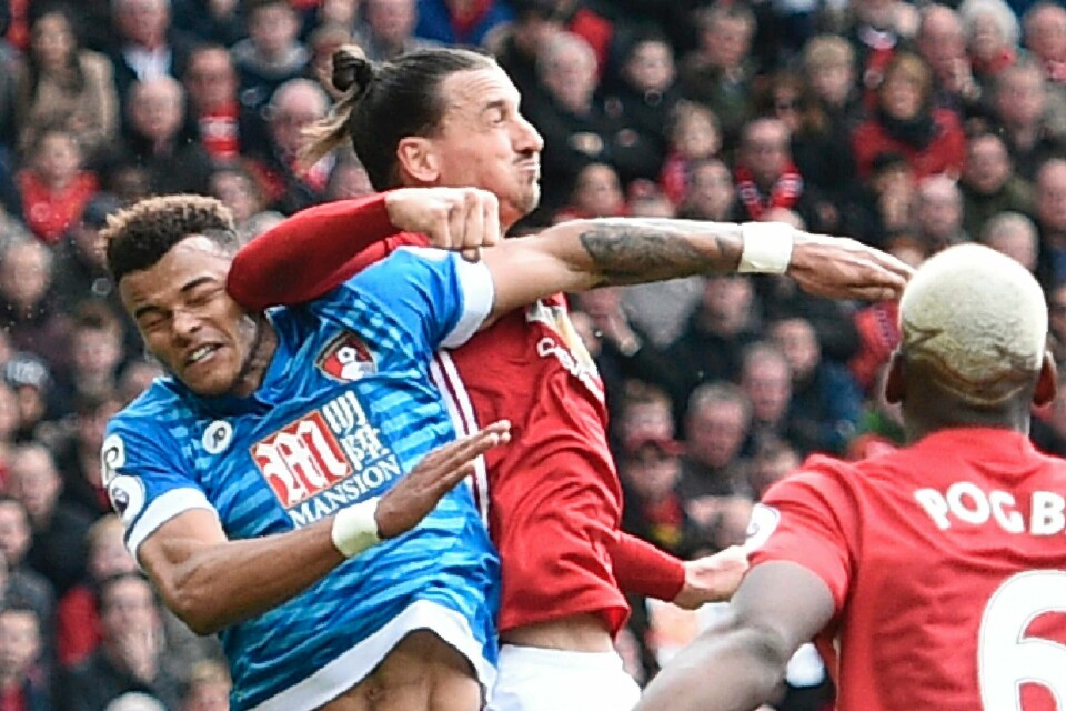 Etter at han ble stemplet i hodet mens han lå nede av Tyrone Mings, tok Zlatan Ibrahimovic hevn med å plante albuen sin rett i tinningen på Bournemouth-forsvareren. Ingen av delene ble dømt på, men burde vært røde kort. Foto: Oli Scarf / AFP.