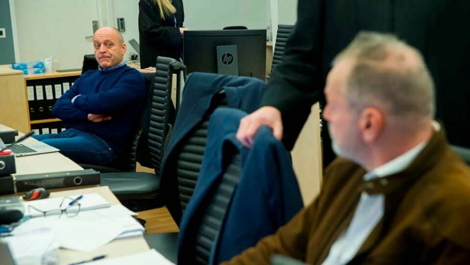 Blikkene til Erik Jensen og Gjermund Cappelen (tv) møtes i en pause i Oslo tingrett mandag. Cappelen erklærte seg skyldig i tiltalen mens Jensen erklærte seg ikke skyldig.