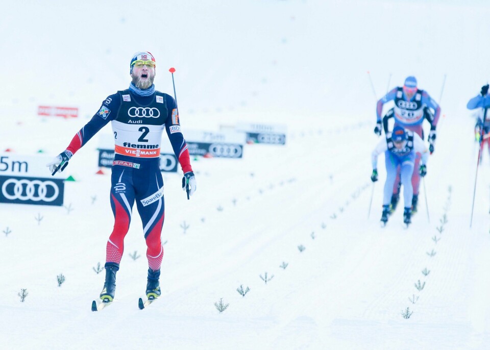 Martin Johnsrud Sundby krysser målstreken først i Val di Fiemme, mens Sergej Ustjugov staker seg inn på plassen bak.