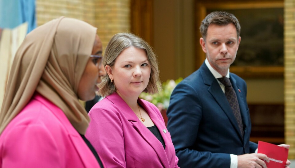De helsepolitiske talspersonene Truls Vasvik (Ap), Marian Hussein (SV) og Lisa Marie Ness Klungland (Sp) presenterte den nye helseplan i vandrehallen på Stortinget tirsdag. De helsepolitiske talspersonene Truls Vasvik (Ap), Marian Hussein (SV) og Lisa Marie Ness Klungland (Sp) presenterte den nye helseplan i vandrehallen på Stortinget tirsdag. Foto: Ole Berg, Rusten / NTB