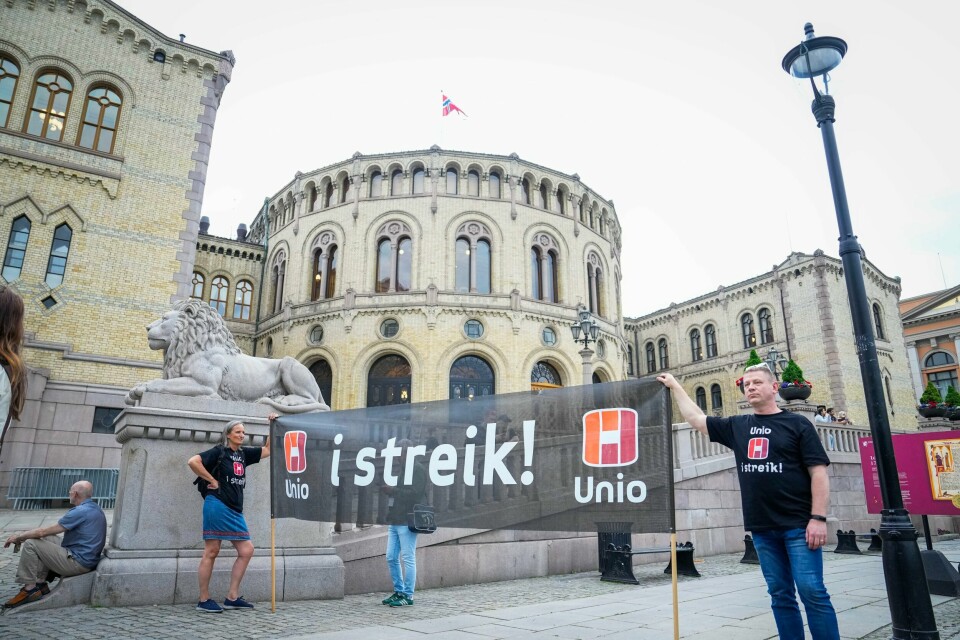 Minst 1000 studenter får eksamen utsatt kommende uke, og flere tusen vil få utsatt sensur som følge av streiken. Lønnsoppgjøret i staten er en sterkt politisert prosess, mener Unio, som valgt streik framfor ny tariffavtale. Tirsdag kveld arrangerte organisasjonen streikemarkering foran Stortinget. Foto: Beate Oma Dahle / NTB
