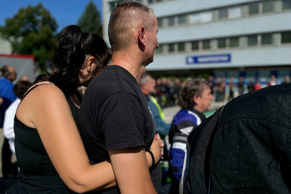 Sørgende utenfor sykehuset der statsminister Robert Fico ble operert 15. mai. Torsdag ble han fraktet til hovedstaden Bratislava. Sørgende utenfor sykehuset der statsminister Robert Fico ble operert 15. mai. Torsdag ble han fraktet til hovedstaden Bratislava. Foto: Lefteris Pitarakis / AP / NTB