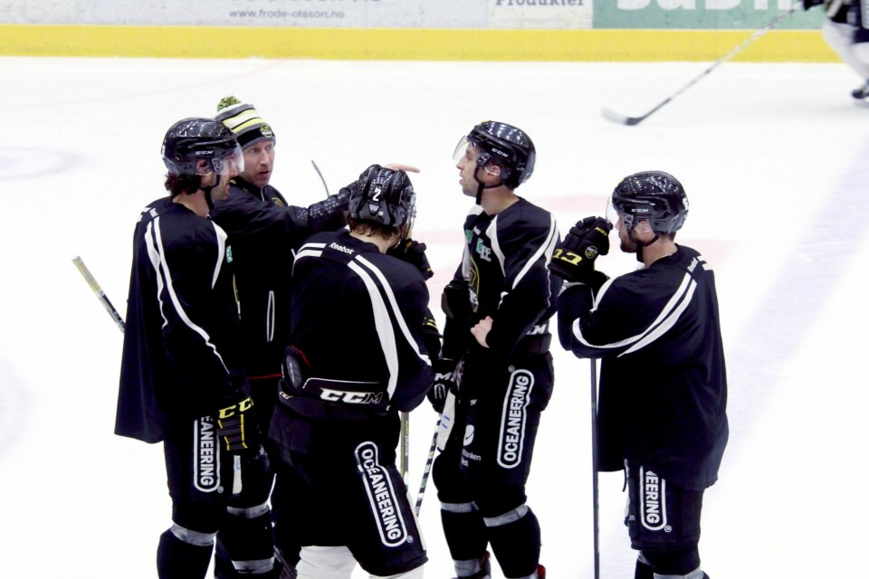 Oilers-trener Pål Gulbrandsen og Oilers-spillerne har forberedt seg til kveldens kamp mot Stjernen i et par dager. Her er det fra venstre Mark van Guilder, Spencer Humphries, Dan Kissel og Tim Kunes som får instruksjoner fra treneren. Foto: Pål Karstensen