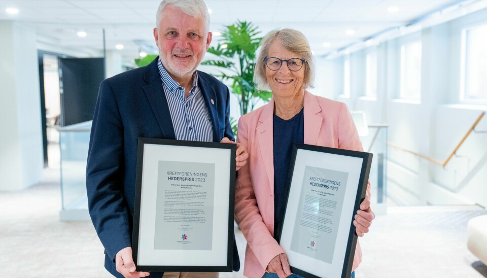 Tove Strand og Dagfinn Høybråten blir tildelt Kreftforeningens hederspris for Røykeloven. Kreftforeningens hederspris deles ut hvert år til noen som har gjort en spesiell innsats for kreftsaken. Tove Strand og Dagfinn Høybråten blir tildelt Kreftforeningens hederspris for Røykeloven. Kreftforeningens hederspris deles ut hvert år til noen som har gjort en spesiell innsats for kreftsaken. Foto: Fredrik Varfjell / NTB
