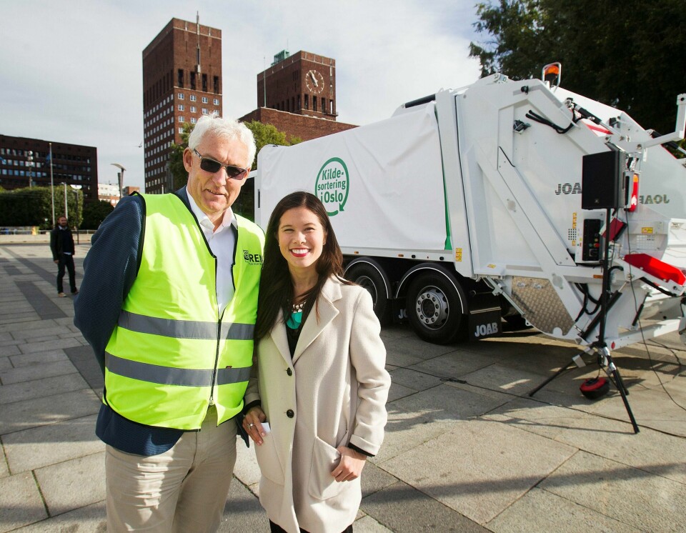 BEDRE TIDER: Direktør i Renovasjonsetaten i Oslo, Pål Sommernes, og miljøbyråd Lan Marie Nguyen Berg i forbindelse med presentasjonen av de nye renovasjonsbilene i fjor høst. FOTO: ARNE OVE BERGO