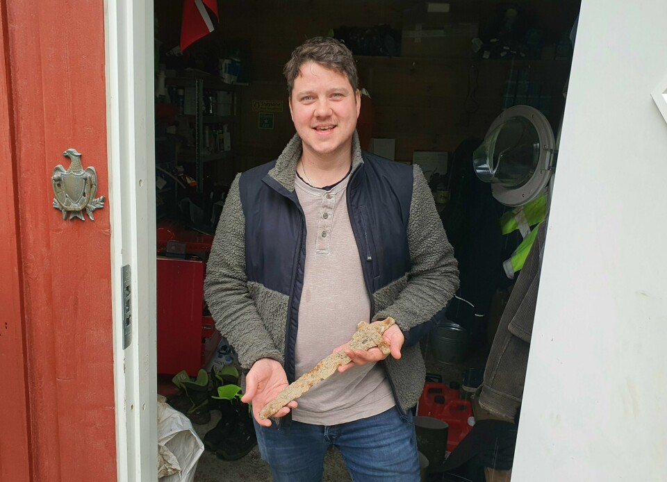 Øyvind Tveitane Lovra oppdaget et sjeldent vikingsverd mens han jobbet på slektsgården i Suldal. Sverdet er godt bevart til tross for manglende deler. Øyvind Tveitane Lovra oppdaget et sjeldent vikingsverd mens han jobbet på slektsgården i Suldal. Sverdet er godt bevart til tross for manglende deler. Foto: Rogaland fylkeskommune / handout / NTB