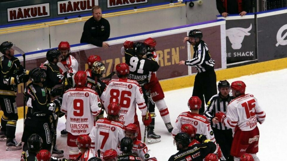 Det gikk hardt for seg mot slutten av den første kvartfinalen mellom Oilers og Stjernen. Her er Tommy Kristiansen i aksjon. Foto: Pål Karstensen