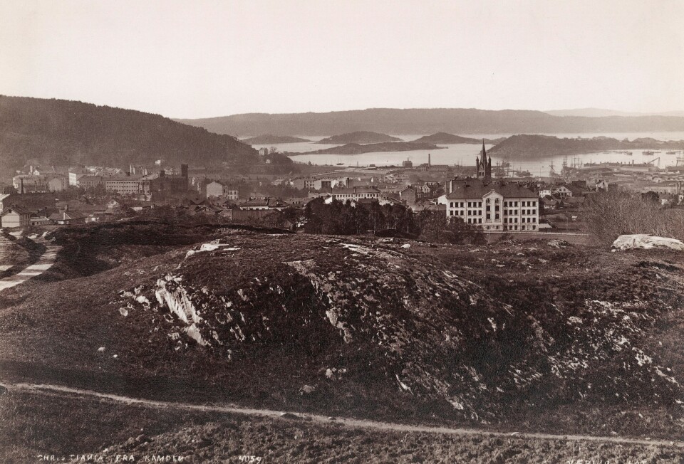 UDSIGTEN, 1885: På slutten av 1700-tallet var Kampen-høyden ekserserplass for borgervæpningen. Gullsmed Morth eide områdets høyeste tomt, 77 moh, og skal blant annet ha latt reise en arklåve. Opparbeidelsen av Kampen park starta i 1888, etter at vannreservoiret sto ferdig i 1886. Damvokterboligen kom opp i 1890. Den store bygningen midt i bildet er Tøyen skole. UDSIGTEN, 1885: På slutten av 1700-tallet var Kampen-høyden ekserserplass for borgervæpningen. Gullsmed Morth eide områdets høyeste tomt, 77 moh, og skal blant annet ha latt reise en arklåve. Opparbeidelsen av Kampen park starta i 1888, etter at vannreservoiret sto ferdig i 1886. Damvokterboligen kom opp i 1890. Den store bygningen midt i bildet er Tøyen skole.