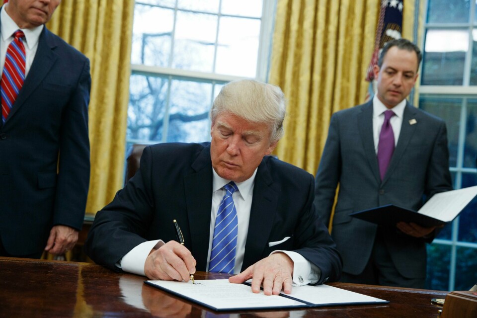 Her signerer Trump ordrer i Det hvite hus.