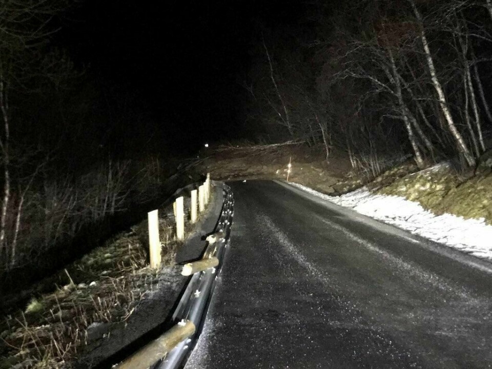 Et stort jordras gikk natt til torsdag over fylkesvei 554 i Nordland. Beboere i Skjerstad og Breivik i Bodø kommune er helt isolert etter raset.