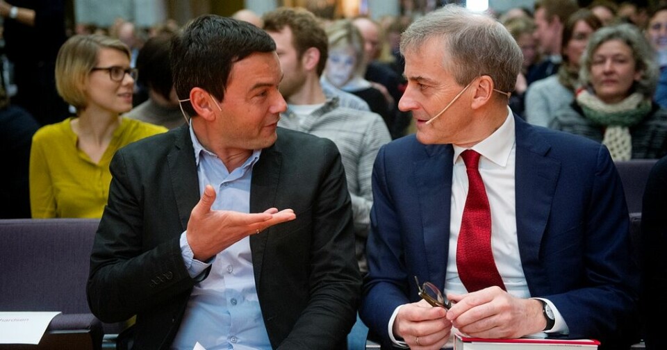 Den franske økonomiprofessoren Thomas Piketty (t.v.) i samtale med Jonas Gahr Støre i Universitetets aula i 2014. – Arv bør inngå i beskatning av formue på en rettferdig måte, men skattesystemet vårt er ikke der i dag, sa Støre da. Den franske økonomiprofessoren Thomas Piketty (t.v.) i samtale med Jonas Gahr Støre i Universitetets aula i 2014. – Arv bør inngå i beskatning av formue på en rettferdig måte, men skattesystemet vårt er ikke der i dag, sa Støre da.