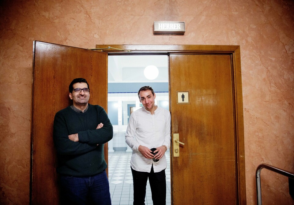 DOSOMHET: Shoaib Sultan (MDG) og Hans Sikkeland fra Foreningen Fri, vil at alle kjønn skal kunne gå på hvilken do de vil. Også her i kjelleren på Oslo rådhus.