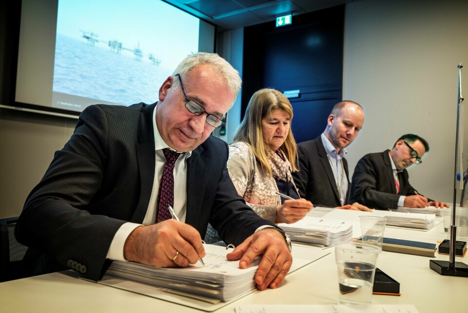 Her signerer Aker Solutions-sjef i Stavanger, Knut Sandvik, Johan Sverdrup-kontrakten fra Statoil til en verdi av 450 millioner kroner. Kværners Terje Johansen signerte kontrakt med tilsvarende verdi. I midten sitter Statoils Margareth Øvrum og Kjetel Digre. Foto: Roy Storvik