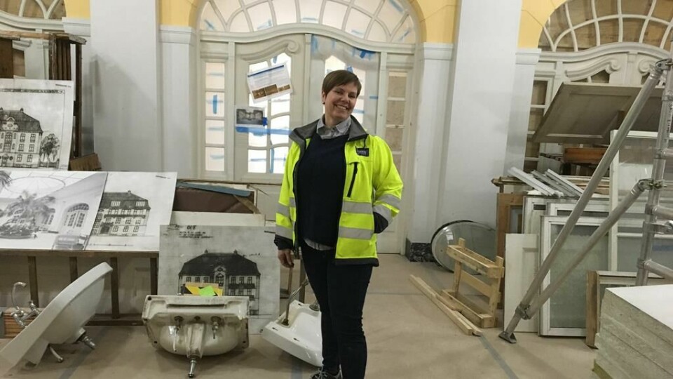 Byggeleder Berit Knudsen fra Insenti i foajeen som skal bli like elegant som den var i gamledager. Byggeleder Berit Knudsen fra Insenti i foajeen som skal bli like elegant som den var i gamledager.