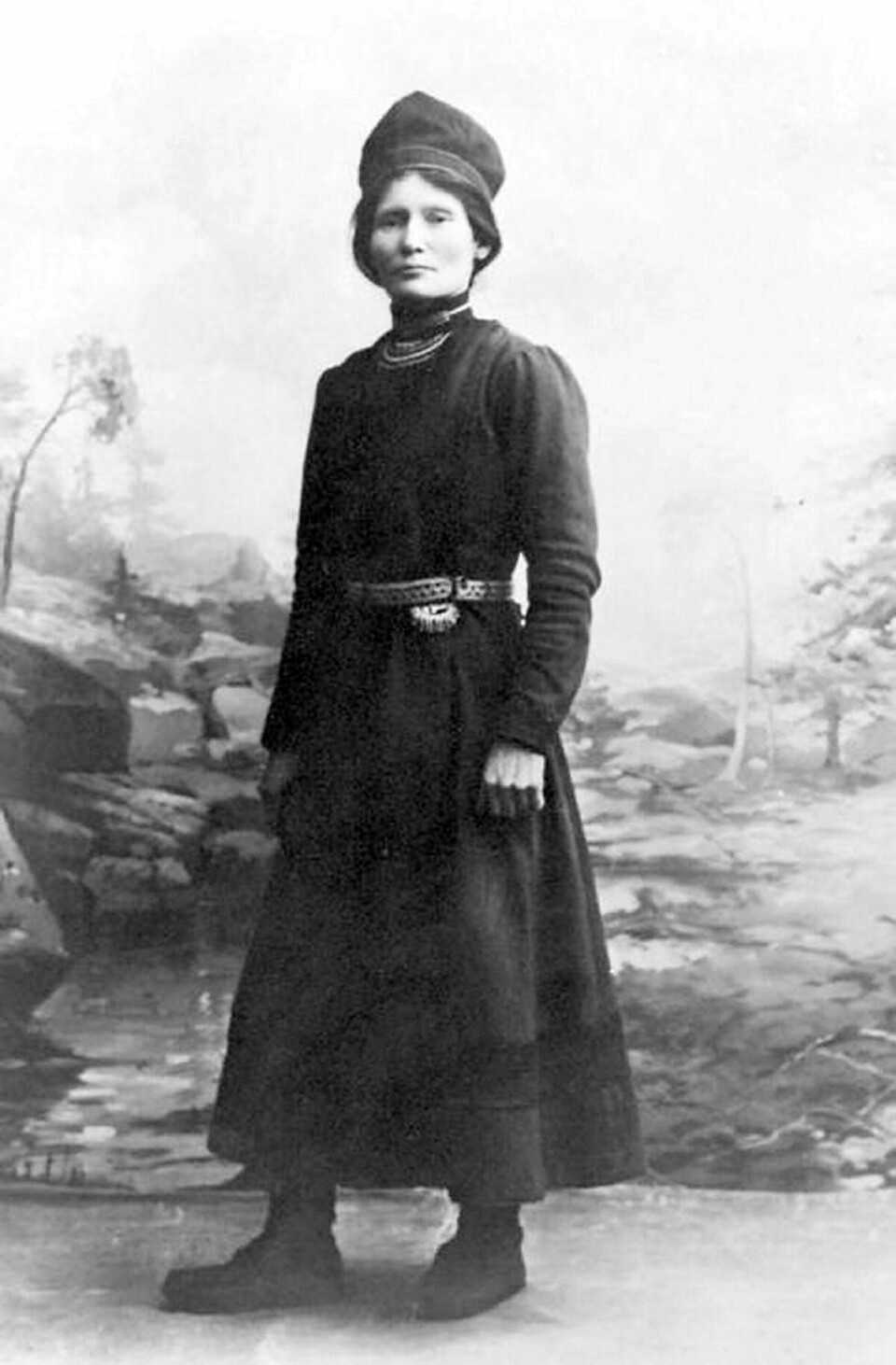 En alvorlig og ung Elsa Laula Renberg hos fotografen, trolig året før møtet i 1917. Hun døde i 1931, bare 53 år gammel. En alvorlig og ung Elsa Laula Renberg hos fotografen, trolig året før møtet i 1917. Hun døde i 1931, bare 53 år gammel.