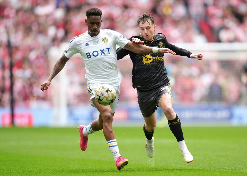 Leeds får trolig Red Bull som draktsponsor kommende sesong. Her er Junior Firpo (t.v.) i aksjon for klubben i opprykksfinalen mot Southampton nylig. Lees får trolig Red Bull som draktsponsor kommende sesong. Her er Junior Firpo (t.v.) i aksjon for klubben i opprykksfinalen mot Southampton nylig. Foto: Adam Davy / PA via AP / NTB