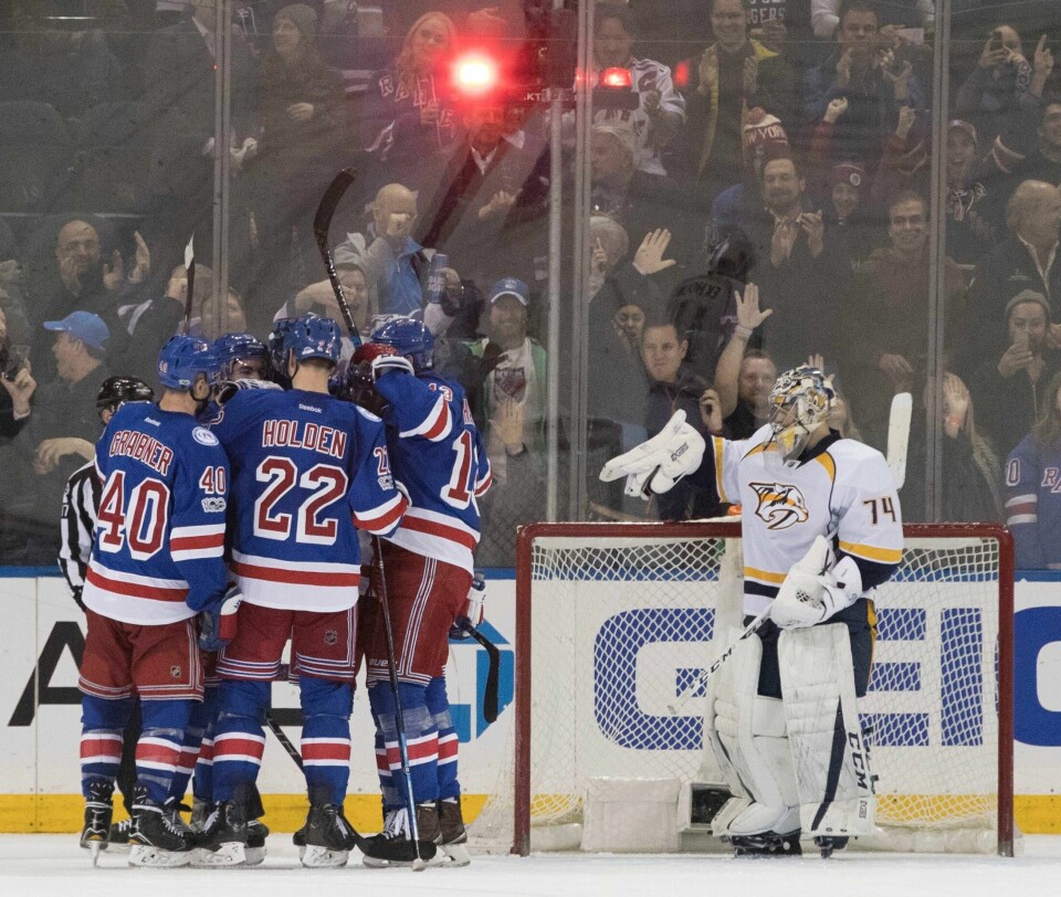 Nashville-keeper Juuse Saros t.h.) er lite fornøyd med at hjemmelaget har styrt kamoen i sin favør i Madison Square Garden.