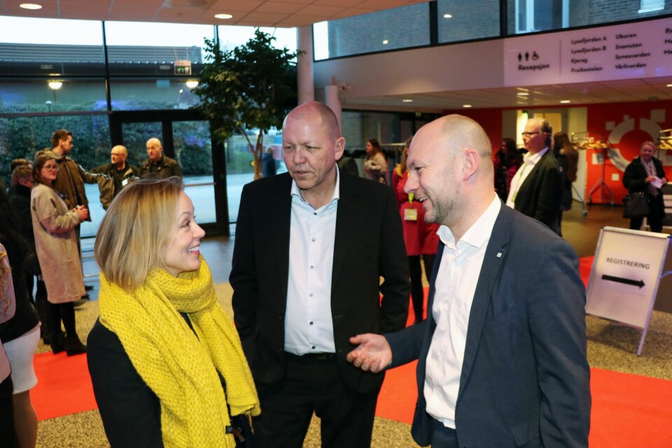 Fylkesvaraordfører Marianne Chesak (Ap), LOs Øystein L. Hansen og Tormod Andreassen i NHO Rogaland i Stavanger Forum under utdelingen av fagbrev torsdag kveld. Trioen frontet samtidig et nytt samarbeidsprosjekt der de sammen skal jobbe for å skaffe flere lærlingplasser. Foto: Thor Erik Waage Fylkesvaraordfører Marianne Chesak (Ap), LOs Øystein L. Hansen og Tormod Andreassen i NHO Rogaland i Stavanger Forum under utdelingen av fagbrev torsdag kveld. Trioen frontet samtidig et nytt samarbeidsprosjekt der de sammen skal jobbe for å skaffe flere lærlingplasser. Foto: Thor Erik Waage