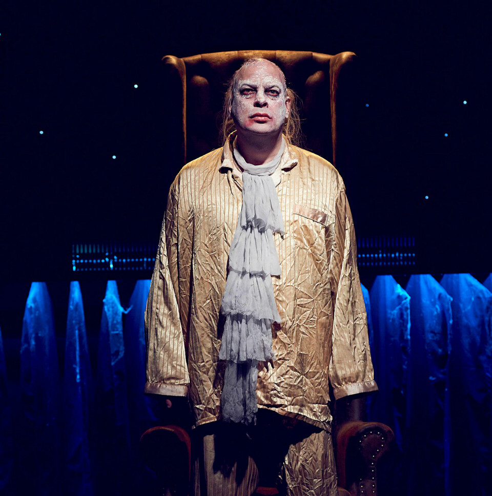 Jan Sælid i hovedrollen spiller ut hele sitt komiske register i «Kongen dør» på Nationaltheatret. Jan Sælid i hovedrollen spiller ut hele sitt komiske register i «Kongen dør» på Nationaltheatret.