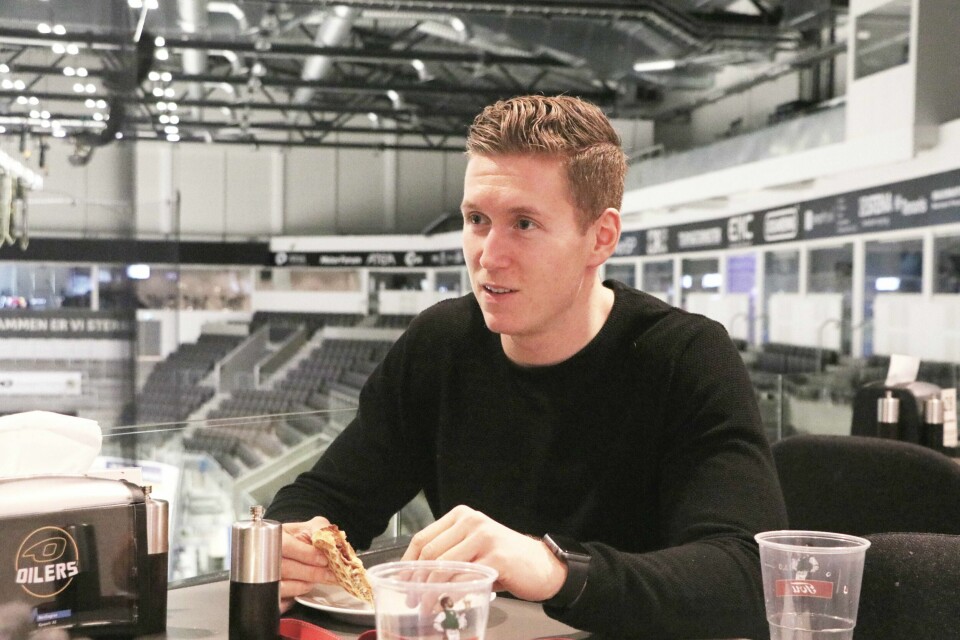 Dennis Sveum nevner andre Oilers-legender som Juha Kaunismäki, Lars Peder-Nagel og Snorre Hallem når han skal snakke om sin egen karriere. Han beskriver Christian Dahl-Andersen som udødelig, men med over 400 kamper nærmer han seg kraftig selv. Foto: Pål Karstensen