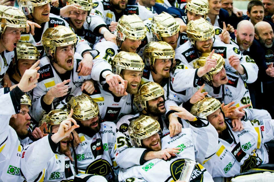 Oilers sikret seg søndag seriegull ettersom Lørenskog snublet stygt mot Lillehammer. Sportsleder Espen Iversen gratulerer og minner om at det er titlene som teller - ikke hvordan det skjer. Dette bildet er fra gullfeiringen mot Lørenskog i fjor. Dette seriegullet får Pål Gulbrandsen og de andre 'i posten'. FOTO: NTB Scanpix.