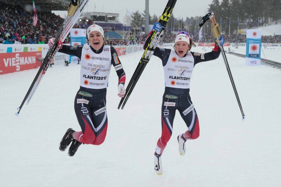 Heidi Weng og Maiken Caspersen Falla jubler for fotografene etter å ha avgjort søndagens sprintstafett.