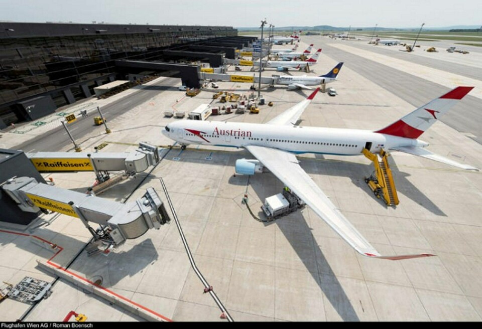 I likhet med hva som er tilfellet for Oslo Lufthavn Gardermoen, har det lenge vært jobbet med planer om en tredje rullebane ved Wien internasjonale lufthavn. I Østerrike som i Norge har mange protestert mot disse planene.