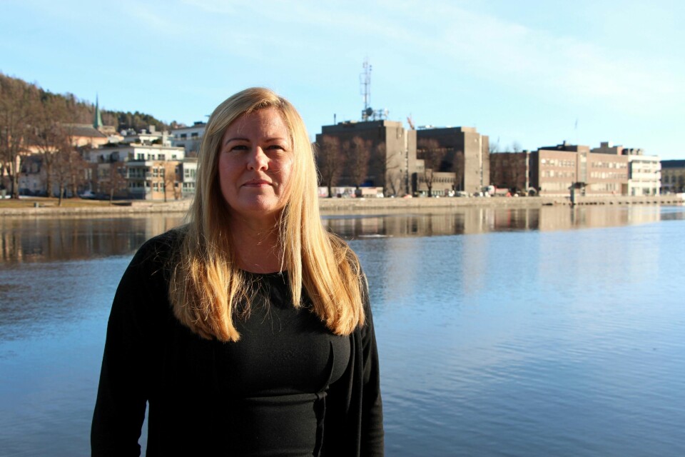 – Trist: Kari Bjørkås, leder ved namsmannskontoret i Drammen, synes det er trist å se hvordan stadig flere drammensere havner i økonomisk uføre på grunn av forbrukslån og kredittkort. FOTO. KENNETH LIA SOLBERG – Trist: Kari Bjørkås, leder ved namsmannskontoret i Drammen, synes det er trist å se hvordan stadig flere drammensere havner i økonomisk uføre på grunn av forbrukslån og kredittkort. FOTO. KENNETH LIA SOLBERG