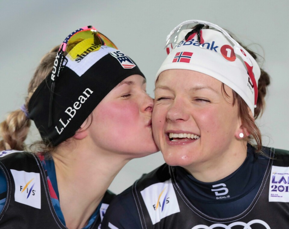 USAs Jessica Wiggins gir Maiken Caspersen Falla et gratulasjonskyss. Falla kan ta sitt tredje VM-gull torsdag. Wiggins går siste etappe for USA.