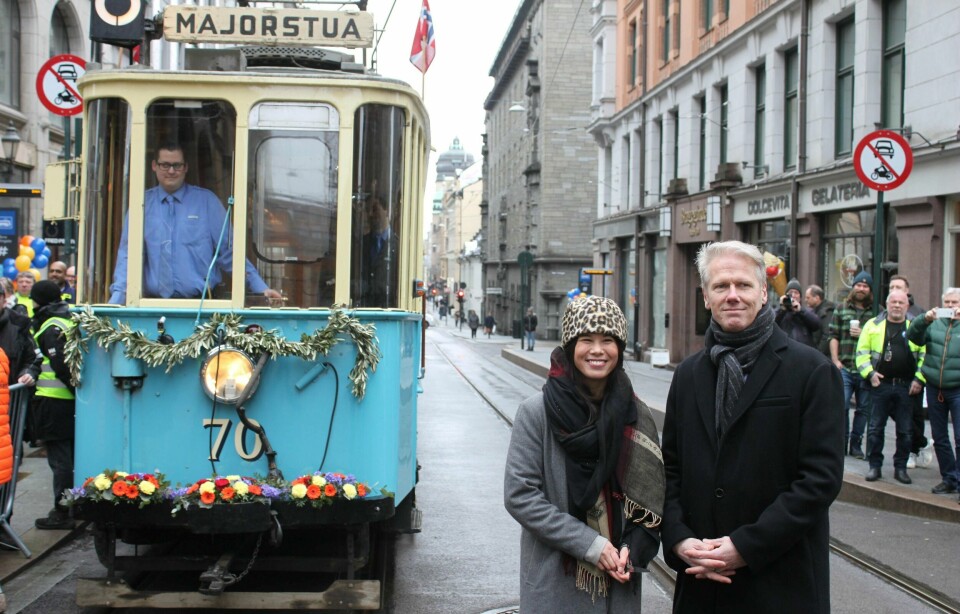 Byråd for miljø og samferdsel, Lan Marie Nguyen Berg fikk æren av å klippe snora for den nye trikketraseen i Prinsens gate. Her sammen med prosjektleder Jan Vidar Husby.